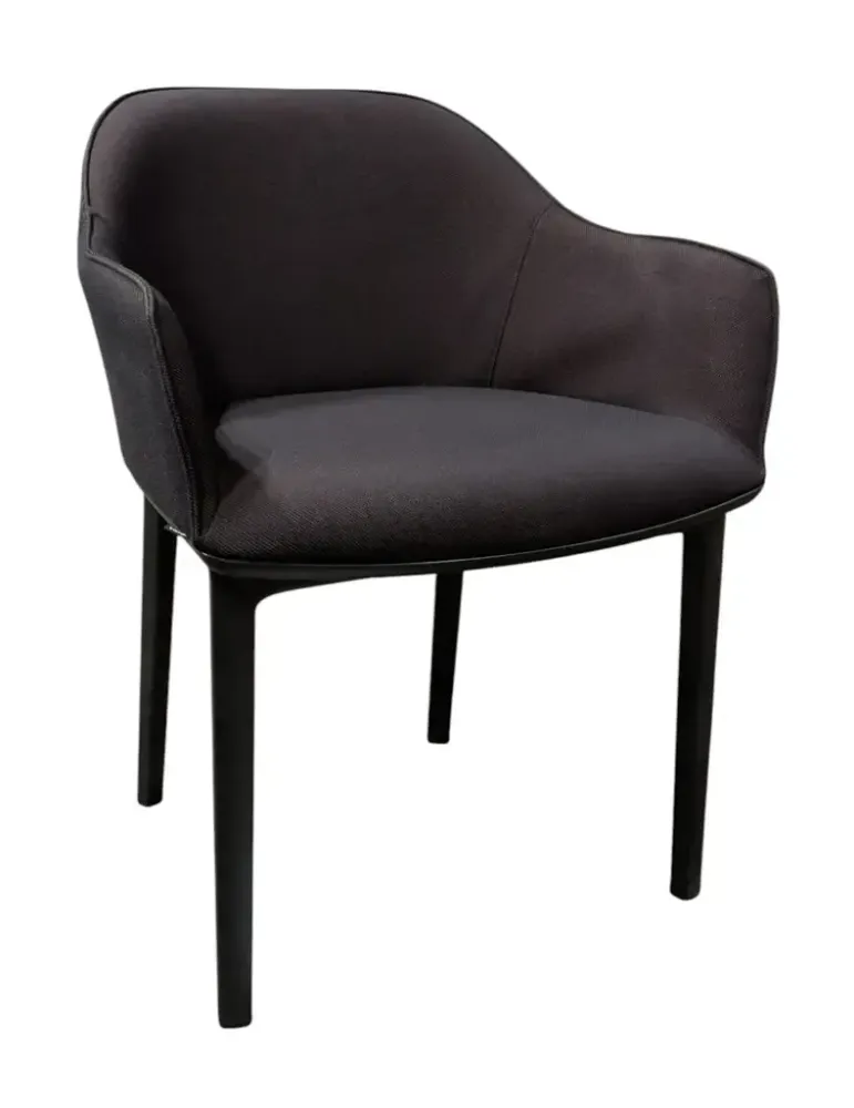 Begagnad konferensstol Softshell från Vitra i lila med svart underrede. Mått: höjd 80,5 cm, bredd 55 cm och djup 57 cm, sitthöjd 48 cm.