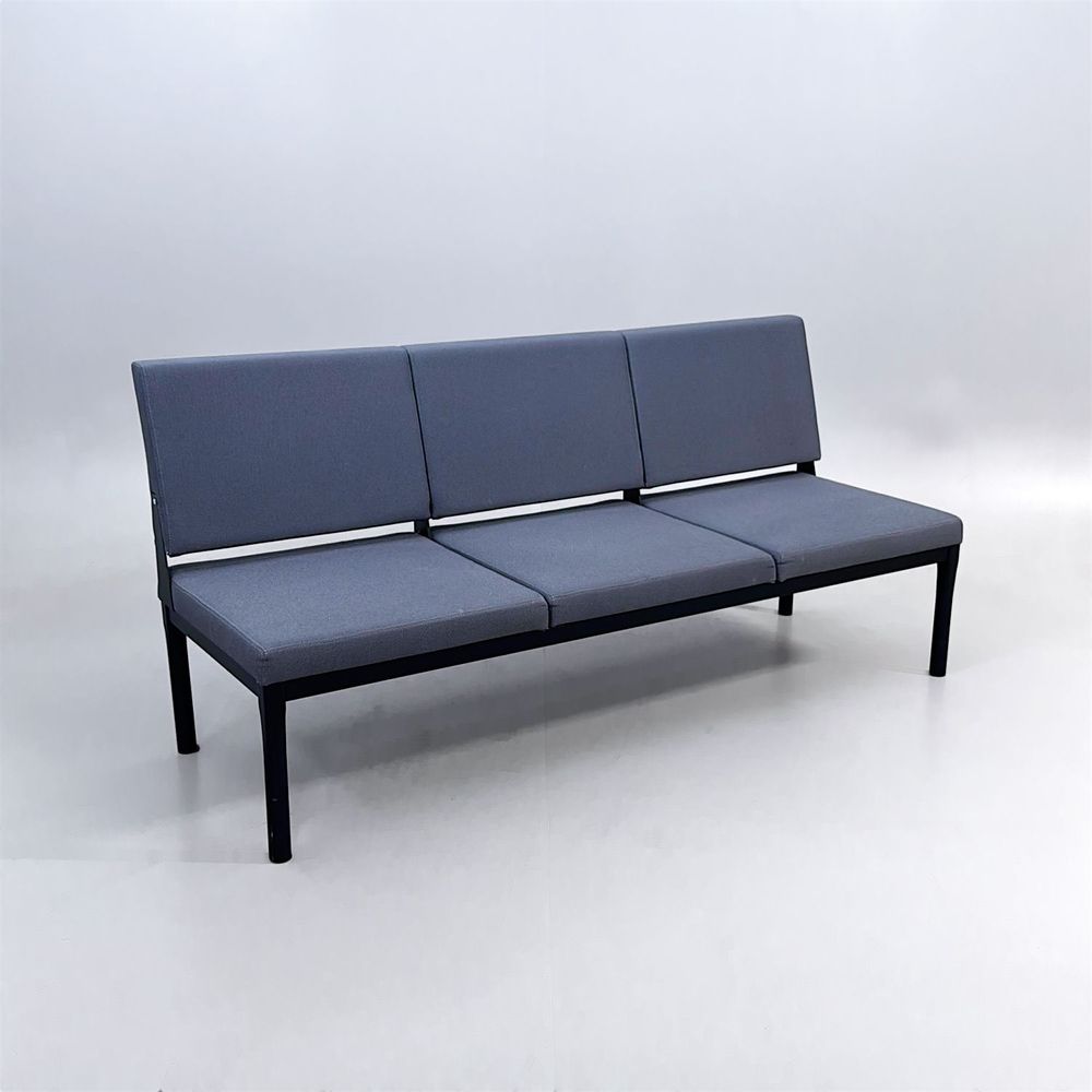 Begagnad soffa Reform från Johanson Design med mörkgrå tygklädsel och svarta ben. Mått: Bredd 180 cm, sitthöjd 46 cm.