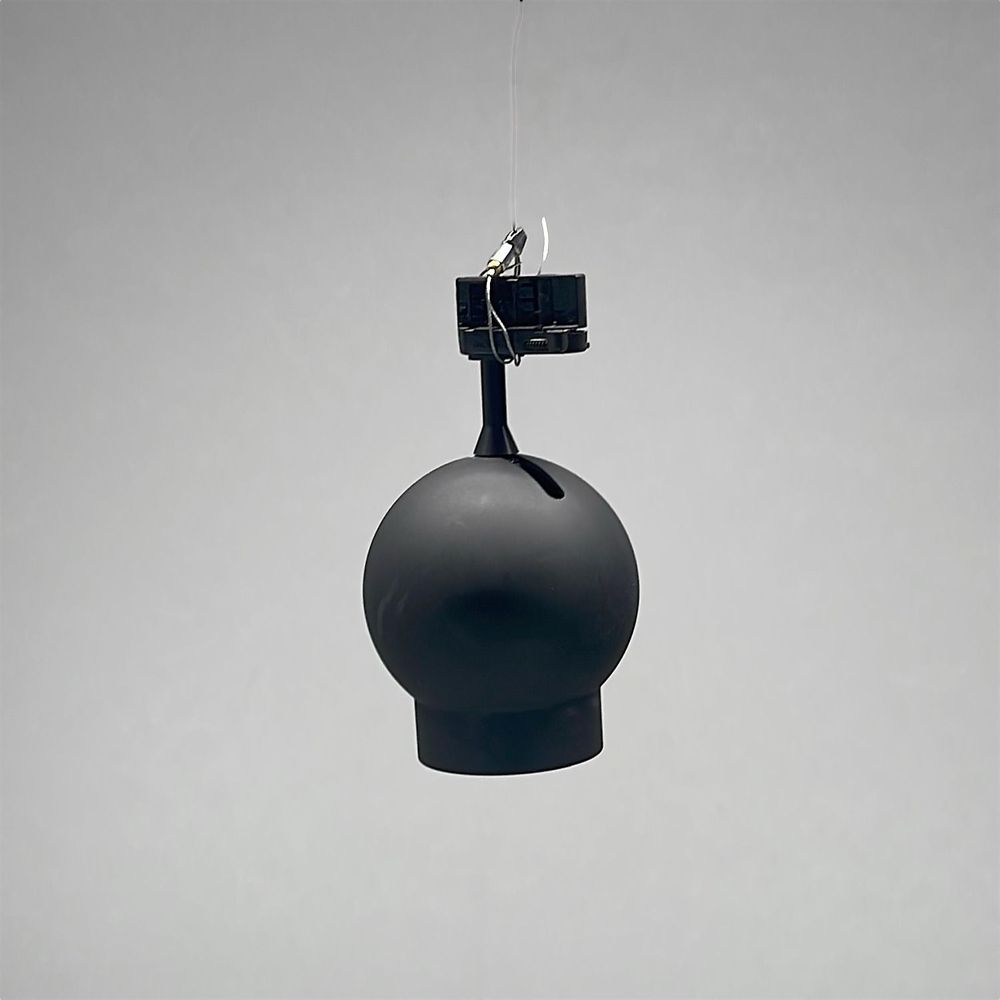 Begagnad taklampa Ogle från Atelje Lyktan. Tillverkad i svart metall med integrerad reflektor för riktbar belysning. Mått: diameter 15 cm och höjd 16,5 cm. 