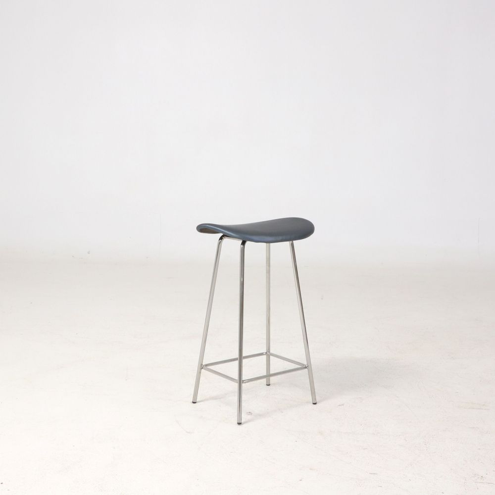 Begagnad barstol Cornflake från Offecct i mörkblått. Mått: Bredd 43 cm, djup 33 cm, höjd 68 cm. 