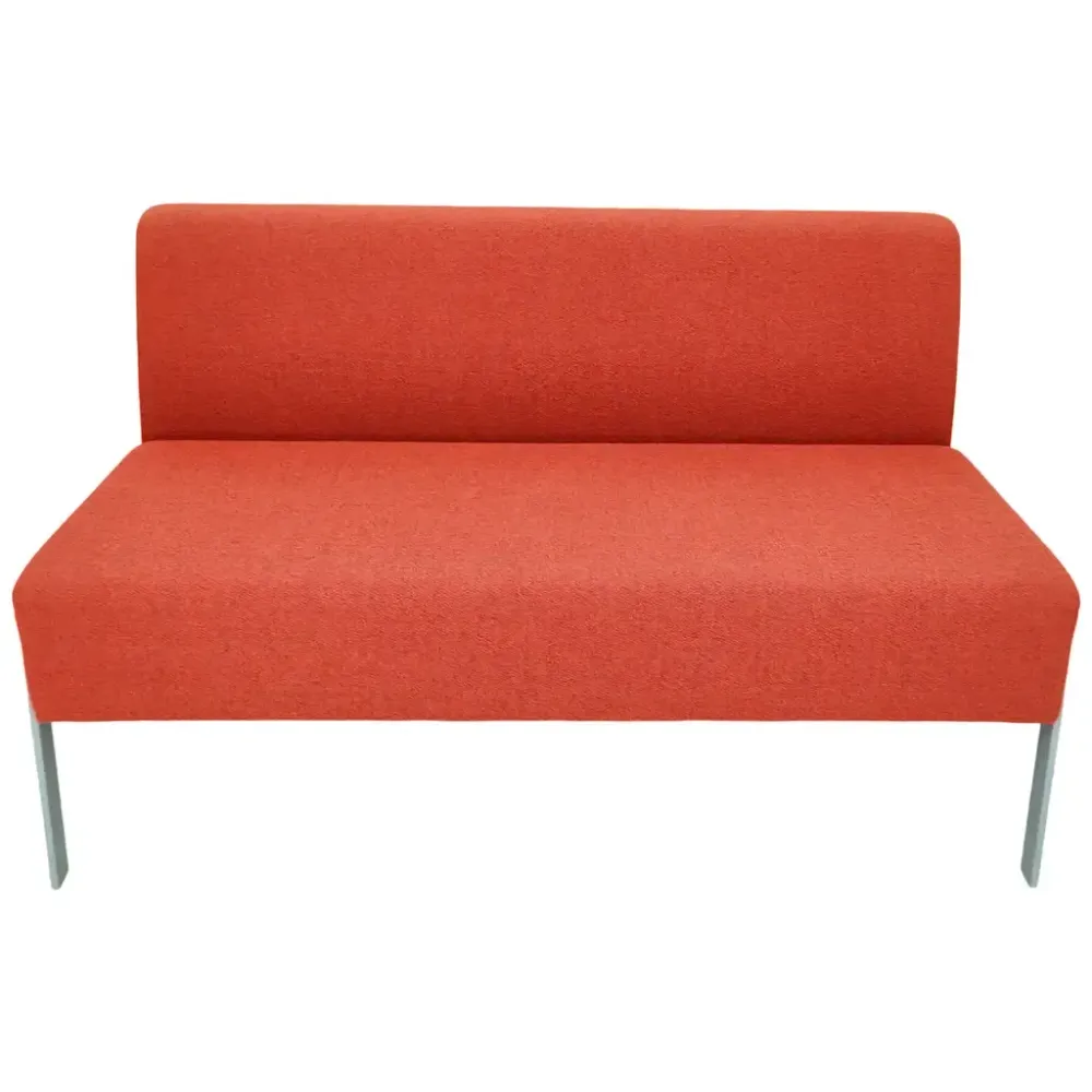 Begagnad soffa Intro från Molunden i orange tygklädsel och grått stativ. Rak modell. Mått: Höjd 77 cm x Bredd 131 cm x Djup 74 cm med sitthöjd 47 cm.