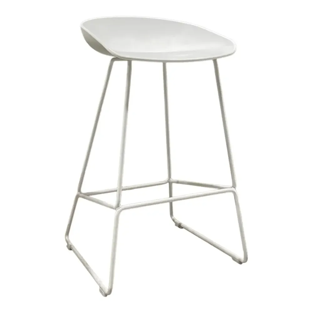 Begagnad barstol, modell About a Stool 38. I vit. Mått: sitthöjd 66 cm, höjd 77 cm, bredd 47 cm, Djup 45 cm. 