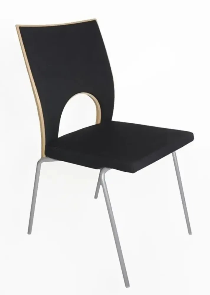 Begagnad konferensstol Yin från Kinnarps. Med sits klädd i svart tyg och en rygg i björk. Mått: Höjd 85 cm, Bredd 45 cm, Djup 55 cm.