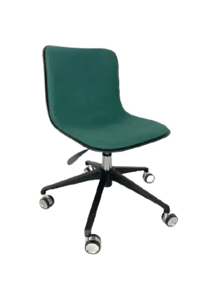 Begagnad stol på hjul från Segis, modell Dragonfly Swivel Chair. I grönt, utan armstöd. Mått: höjd justerbar mellan 75–85cm, sitthöjd 45–55 cm, bredd 74 cm djup 74 cm.