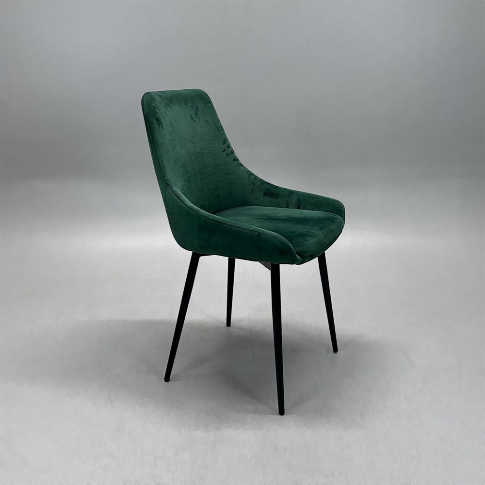 Begagnad konferensstol med grön sammetsklädsel, svarta ben och skålformad sits och rygg. Mått: Bredd 48 cm, djup 45 cm, höjd 86 cm och sitthöjd 47 cm. 