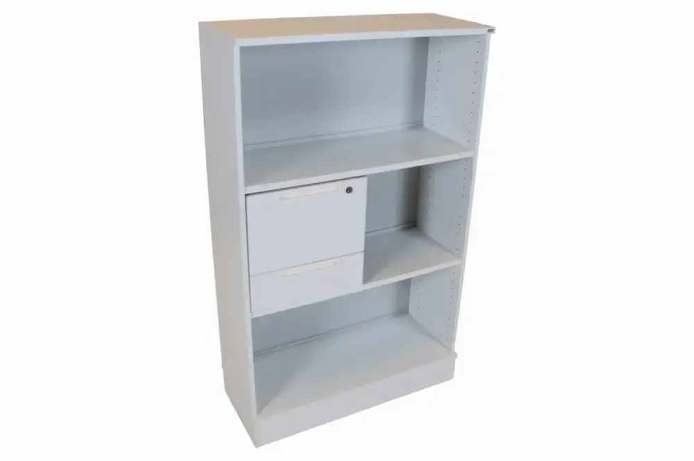 Begagnad vit bokhylla från Kinnarps 3xA4 med lådinsats. Mått: Höjd 131 cm, Bredd 80 cm, Djup 33 cm.