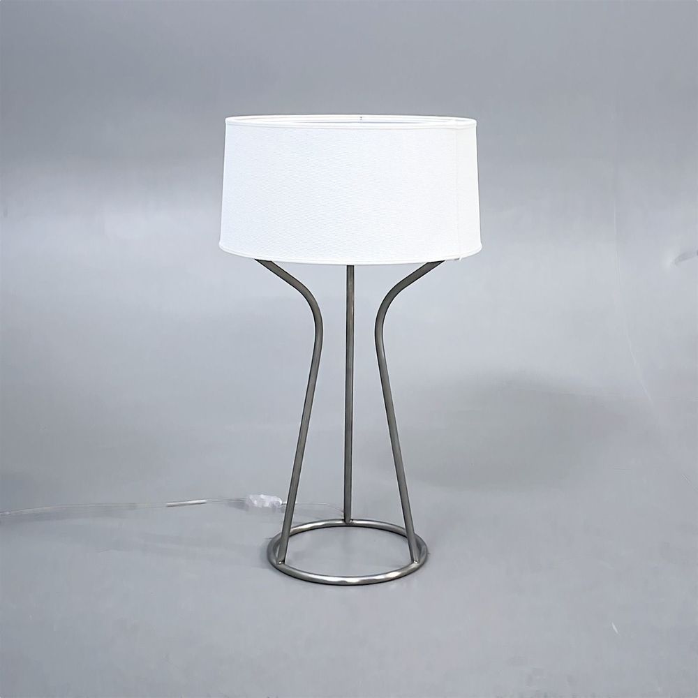 Begagnad vit bordslampa från Örsjö modell Aria. Mått: diameter 29 cm och höjd 55 cm. 
