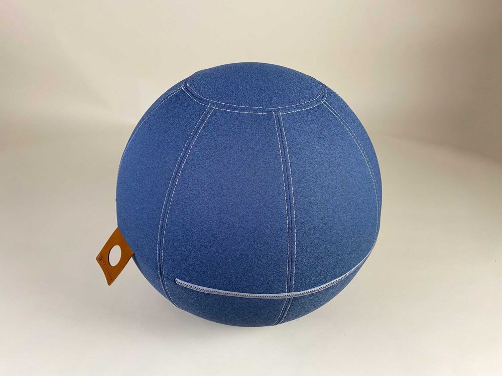 Begagnad balansboll Office Ballz från Götessons i blått. Mått: diameter 55 cm.