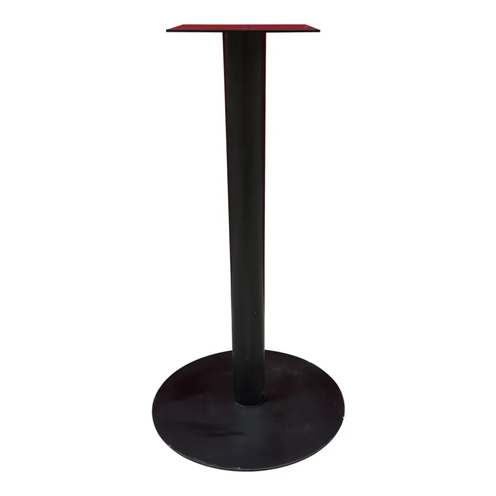 Begagnat Pelarstativ i lackad svart metall. Mått: Höjd 85 cm x Bredd 50 cm x Djup 50 cm.  