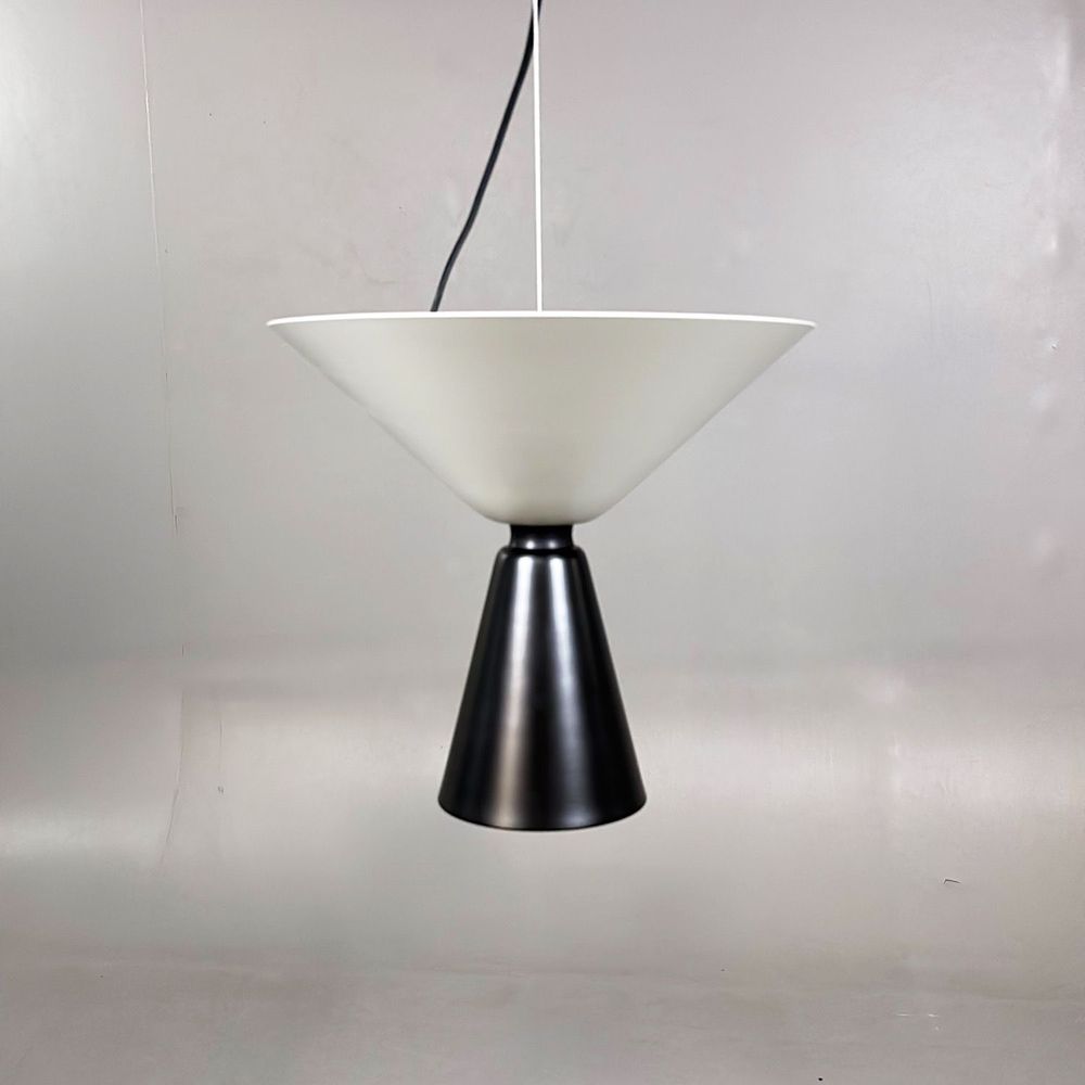 Begagnad taklampa Alphabeta Uno från Hem i ljusgrå/svart. Mått: 34 cm diameter och 26 cm höjd. 