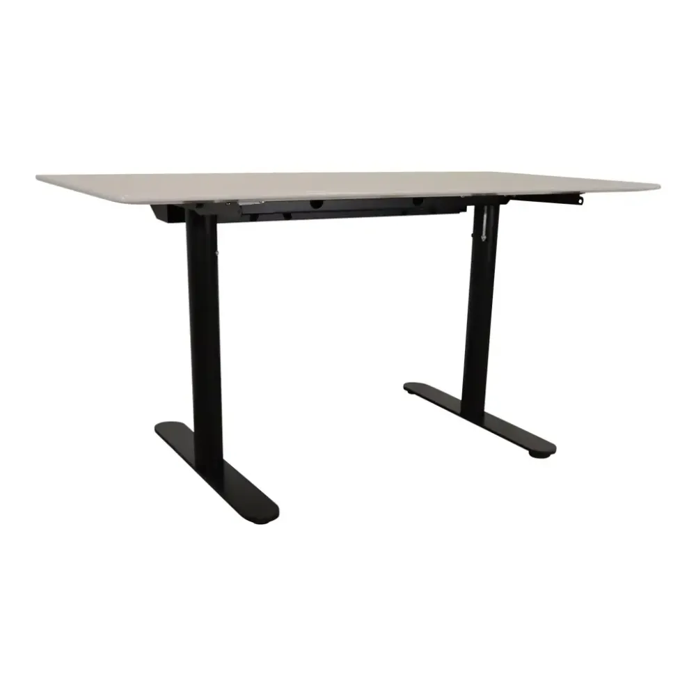 Begagnat skrivbord från Montana. Med vit bordsskiva inkl kabelränna och svart stativ. Manuellt justerbart. Mått: Höjd 70-81 cm x Bredd 140 cm x Djup 70 cm. 