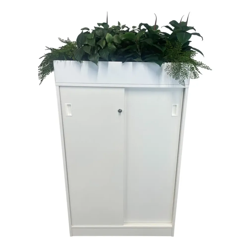 Begagnad skjutdörrsförvaring från Lotus Furniture, modell Milano. I vit, samt en medföljande konstväxt-hållare. Mått: höjd 130 cm, bredd på 80 cm, djup på 40 cm. 