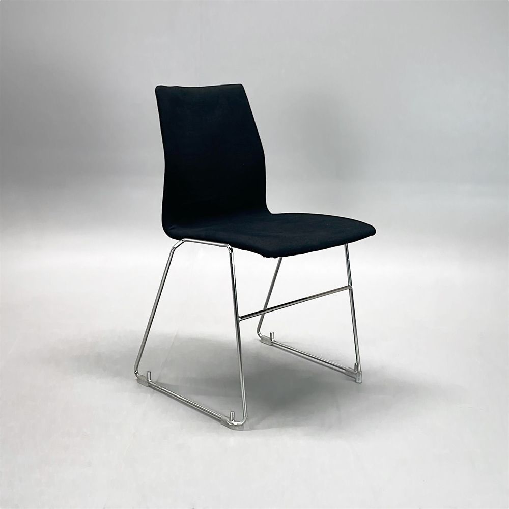Begagnad konferensstol från Four Design, FourCast Line med helklädd sits och rygg i svart tyg, stativ i krom. Mått: bredd 45 cm, djup 52 cm, höjd 83 cm, sitthöjd 47.5 cm.