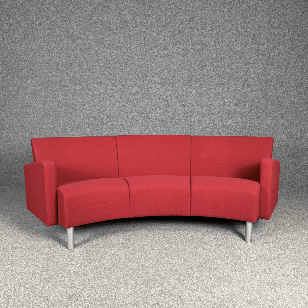 Begagnad svängd sektionssoffa Nonstop från Skandiform i rött. Mått: bredd på 240 cm, höjd 75 cm, djup 70 cm, sitthöjd 44 cm. 