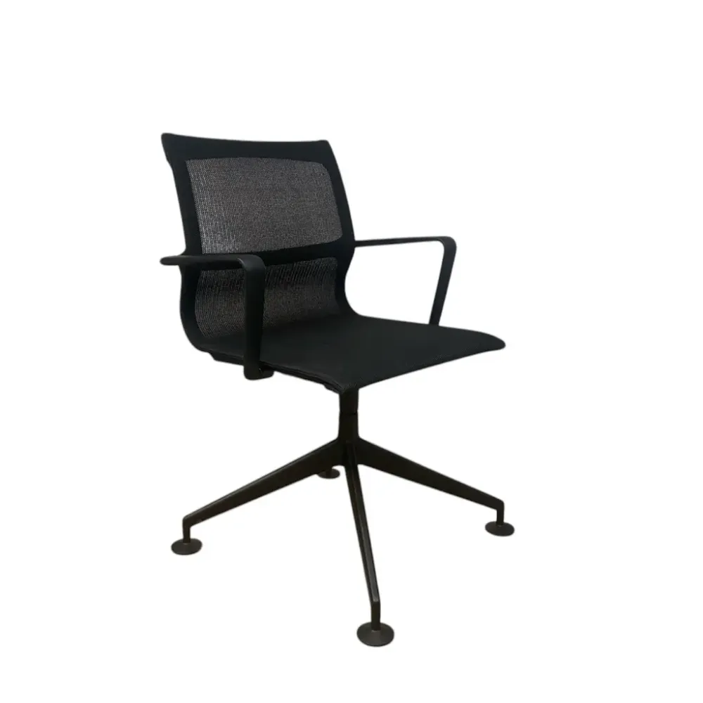 Begagnad Konferensstol från Vitra, modell Physix i svart färg, med armstöd. Mått höjd 89 cm, bredd 62 cm och djup på 63 cm med en sitthöjd av 48 cm.