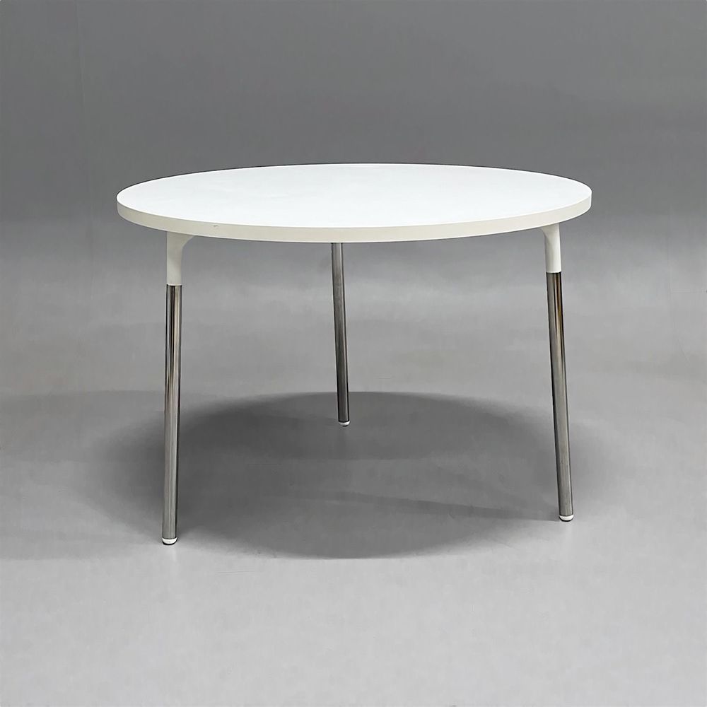 Begagnat runt cafébord från Materia, modell Silent Whisper i vit färg med kromben. Bordet har en diameter på 105 cm och höjd på 72 cm. Idealiskt för kontor eller kök.