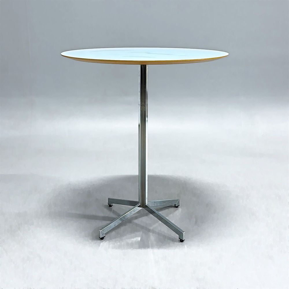 Begagnat runt barbord Madison från Johanson Design. I ljus turkos färg med fasade kanter och kromstativ. Mått: diameter 90 cm och höjd 101 cm.