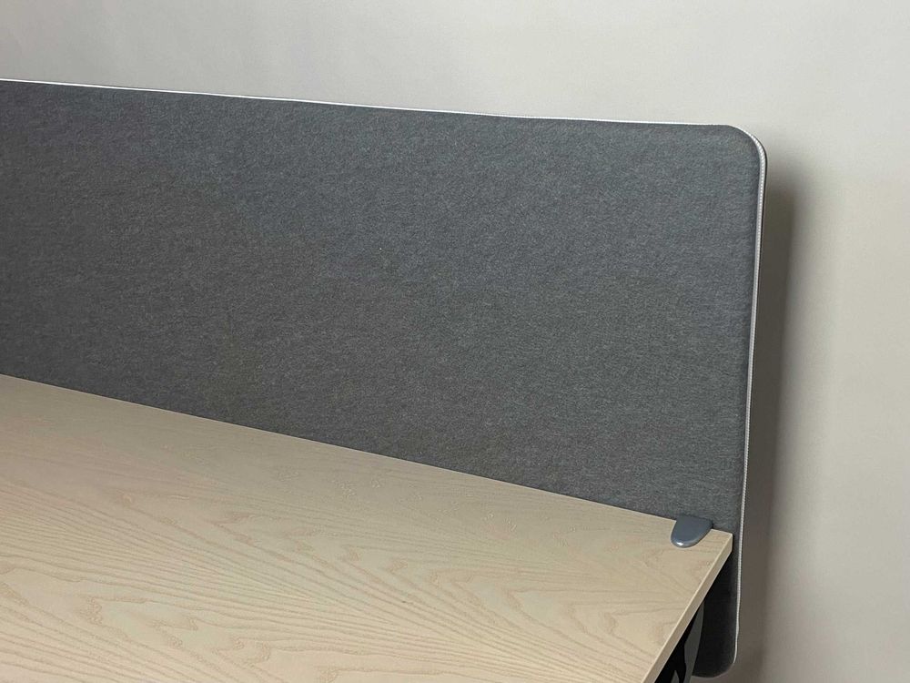 Begagnad bordsskärm ScreenIT A30 från Götessons i grått tyg. Mått: djup 40 cm, bredd 160 cm och höjd 65 cm.