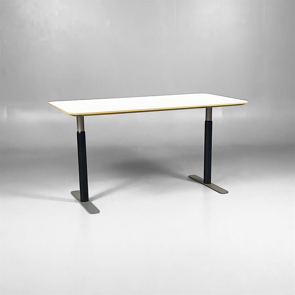 Begagnat cafébord från Swedese, modell Shift. Bordet har en vit rektangulär bordsskiva, med ben i svart/grå färg. Mått bredd 140 cm, djup 70 cm, höjd 73 cm.