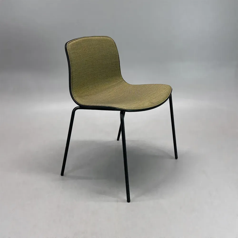 Begagnad konferensstol från HAY AAC16 i olivgrönt tyg med svart underrede. Storlek: bredd 58 cm, djup 50 cm, höjd 78 cm.