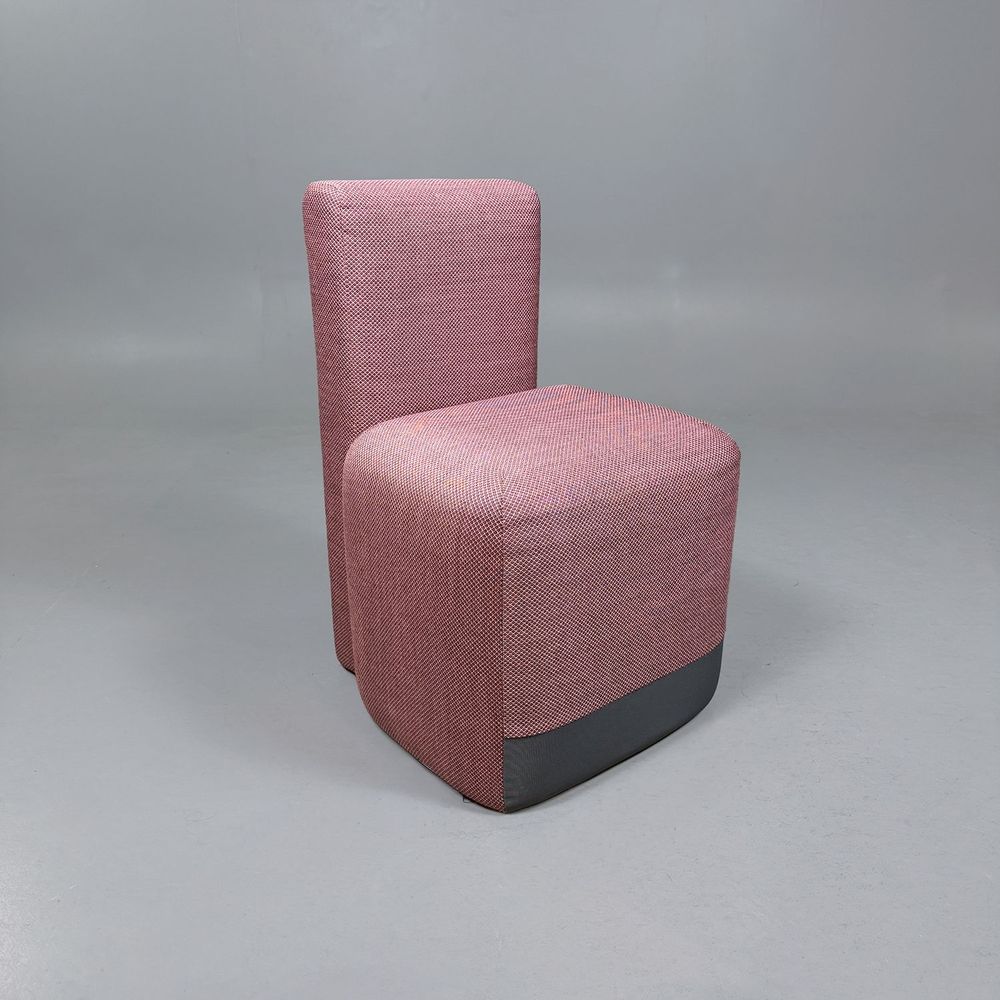 Begagnad stol med hjul Season från Viccarbe. Helklädd sits och rygg i mörkrosa. Med dolda hjul. Mått: bredd 52,5 cm, djup 56 cm, höjd 80 cm. 