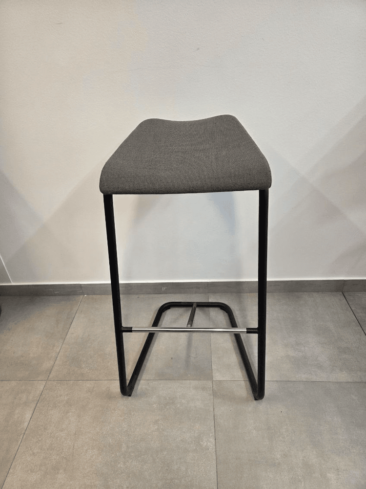 Begagnad grå barpall från Lammhults modell Add. Grå sits med svart underrede. Mått: Bredd 40 cm, Djup 38 cm, Höjd 68 cm, Sitthöjd 63 cm.