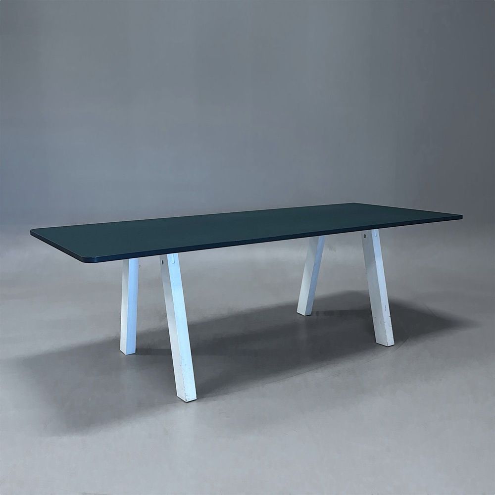 Begagnat konferensbord Collaborate från EFG med mörkgrön bordsskiva, vita A-formade ben. Mått: Bredd 220 cm, djup 90 cm, höjd 72 cm.