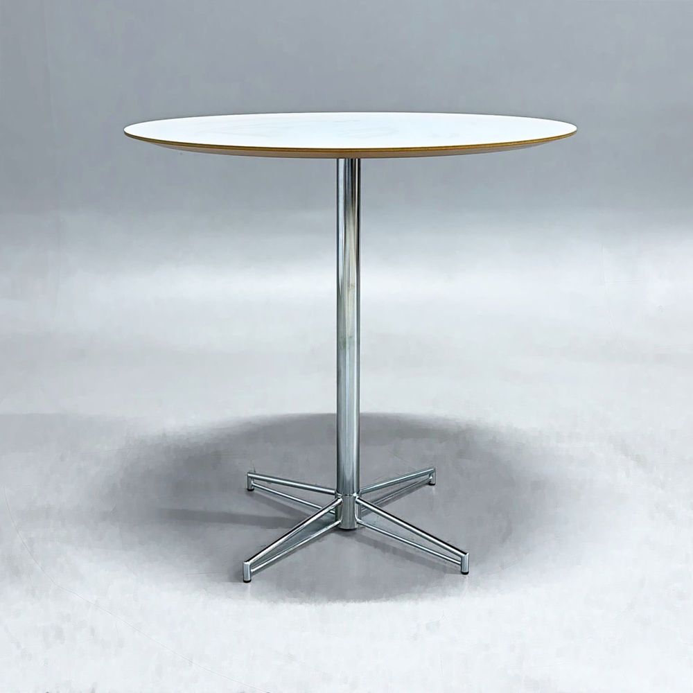 Begagnat barbord X-bone från Johanson Design. Rund vit skiva med fasad kant och kromat pelarstativ i x-form. Mått: Diameter 900 mm, Höjd 90 cm. 