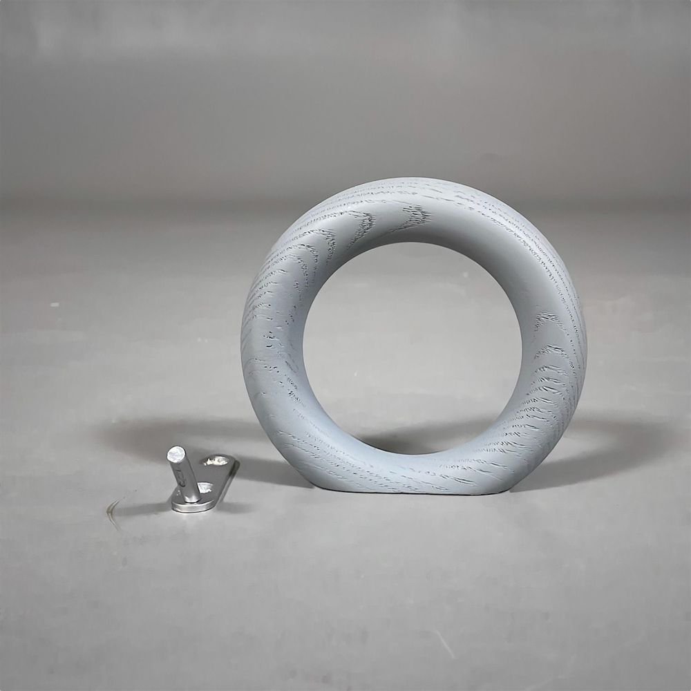 Begagnad klädhängare från HAY, modell Gym Hooks. Rund och ihålig i formen. I grå färg. Mått: Diameter 12,5 cm
