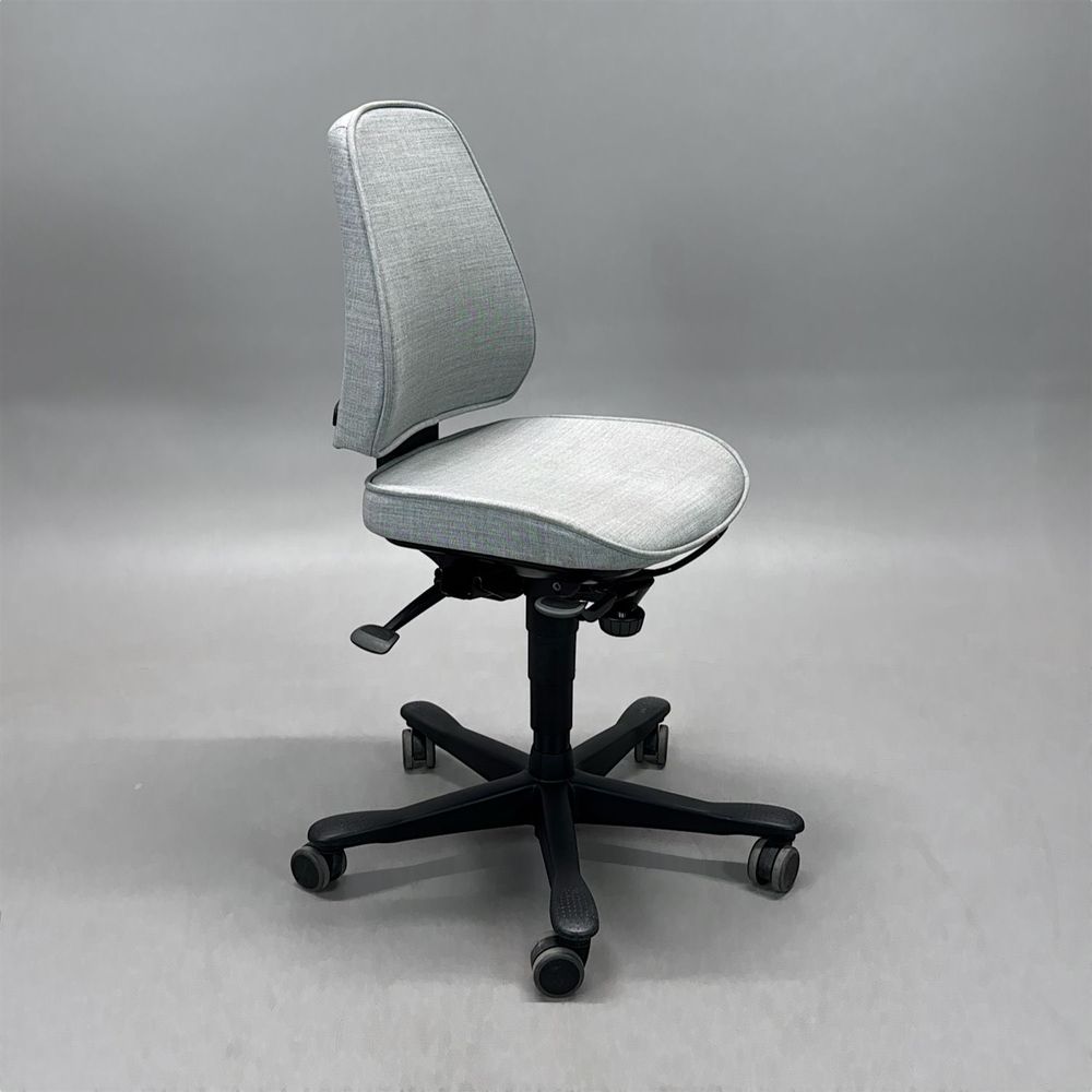 Begagnad kontorsstol 6000/8000 med låg rygg från Kinnarps, klädd sits och rygg i ljusgrått tyg. Mått: Sitthöjd 40–54 cm.