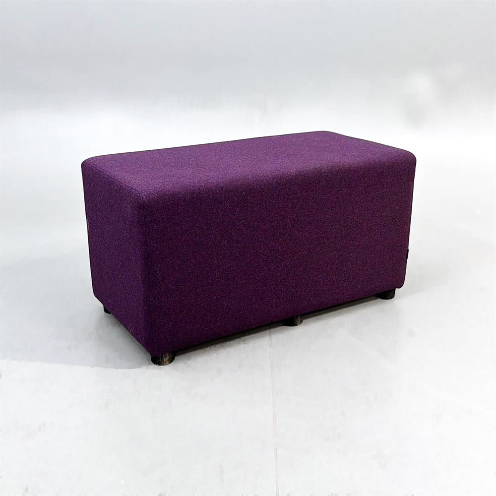 Begagnad sittpuff Bull från Johanson Design i lila. Mått: bredd 80 cm, djup 42 cm och höjd 44 cm. 