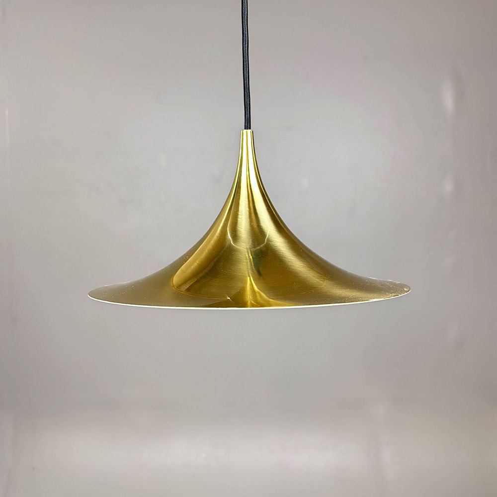 Begagnad taklampa Semi Small från Gubi i mässing med svart textilkabel. Mått: Diameter 30 cm, Höjd 15 cm.