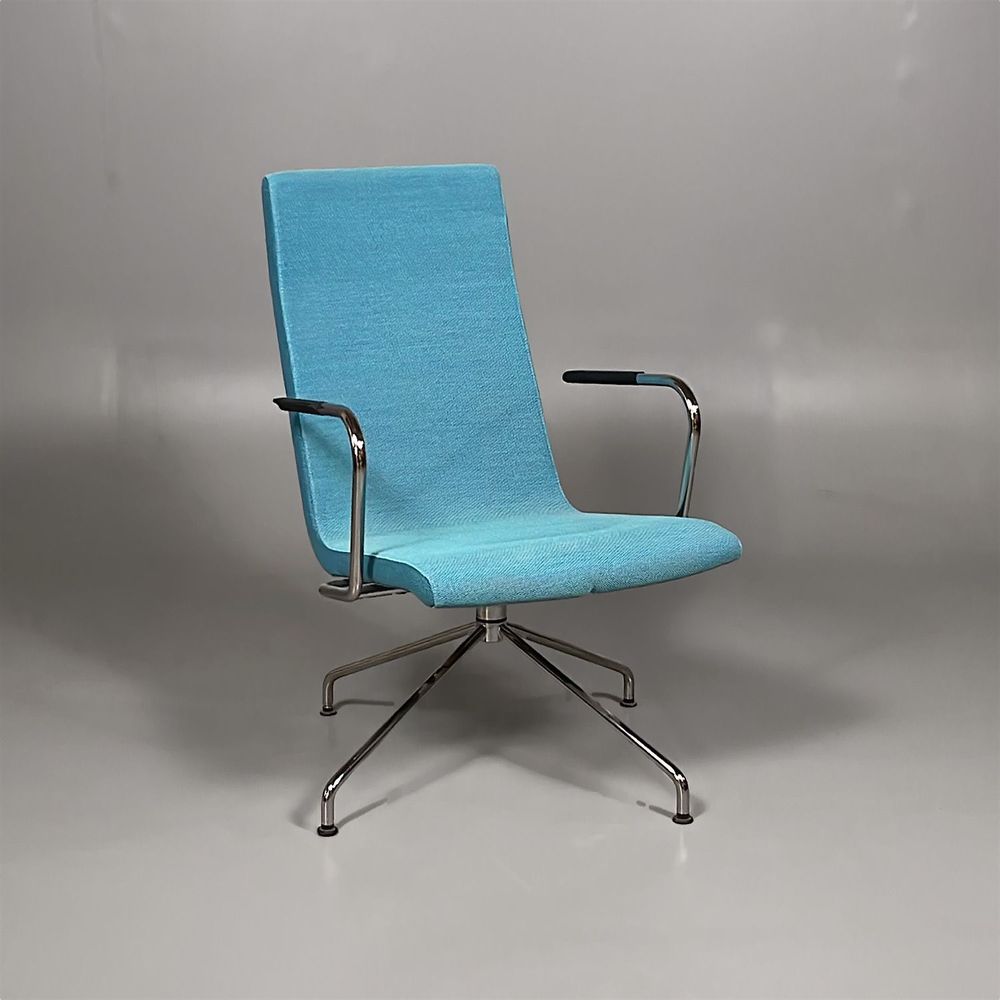Begagnad stol från Skandiform modell Flex Lounge i ljusblå färg med krom armstöd/stativ. Bredd: 56 cm, Djup: 56 cm, Höjd: 86 cm. 