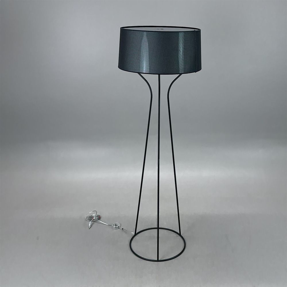 Begagnad golvlampa Aria från Örsjö Belysning med svart skärm och stativ. Mått: Höjd 150 cm, Fotens diameter 40 cm och skärmens diameter 51,5 cm.