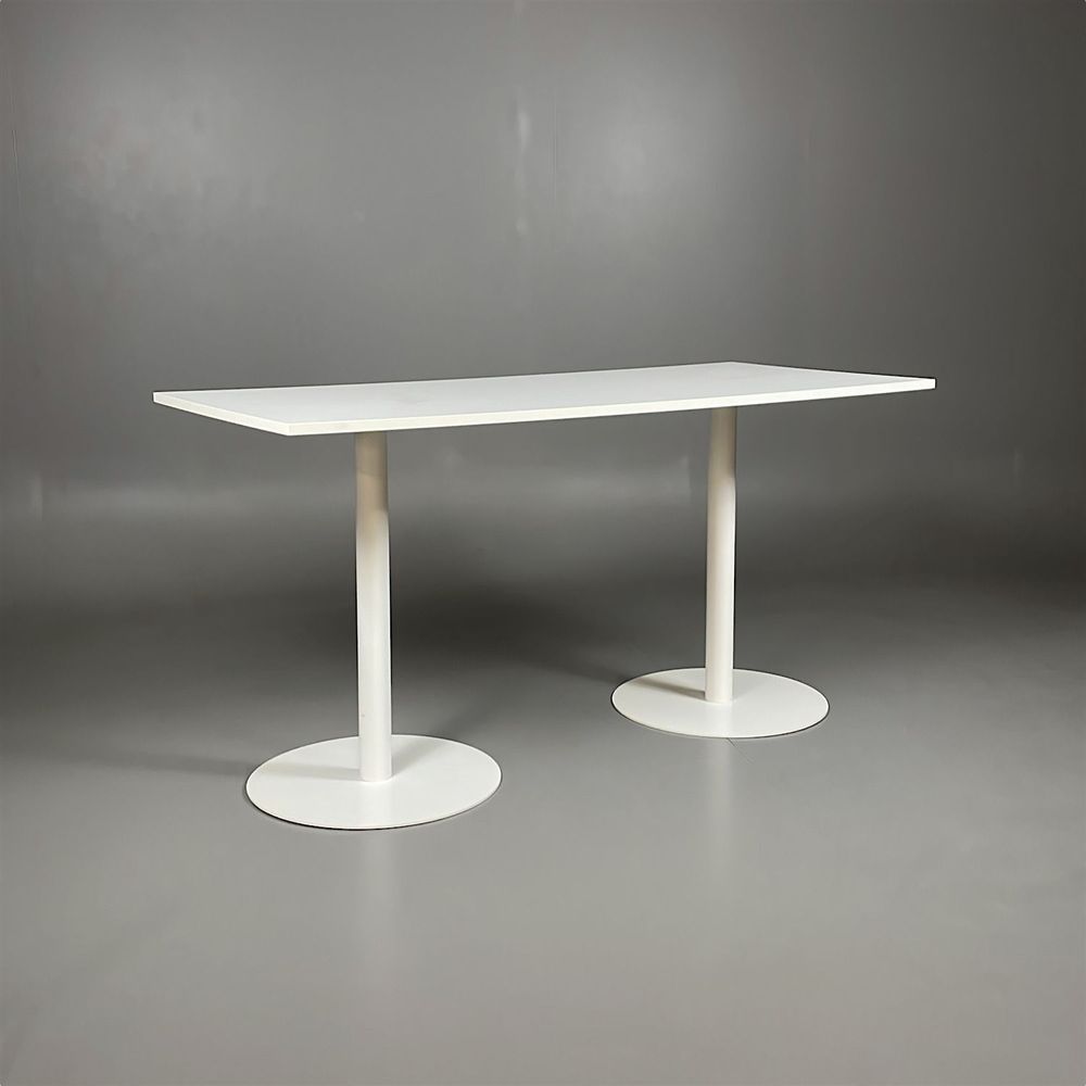 Begagnat projektbord från EKV, med rektangulär bordsskiva och två pelarfötter i vitt. Mått bredd 180 cm, djup 80 cm och höjd 92.5 cm. 