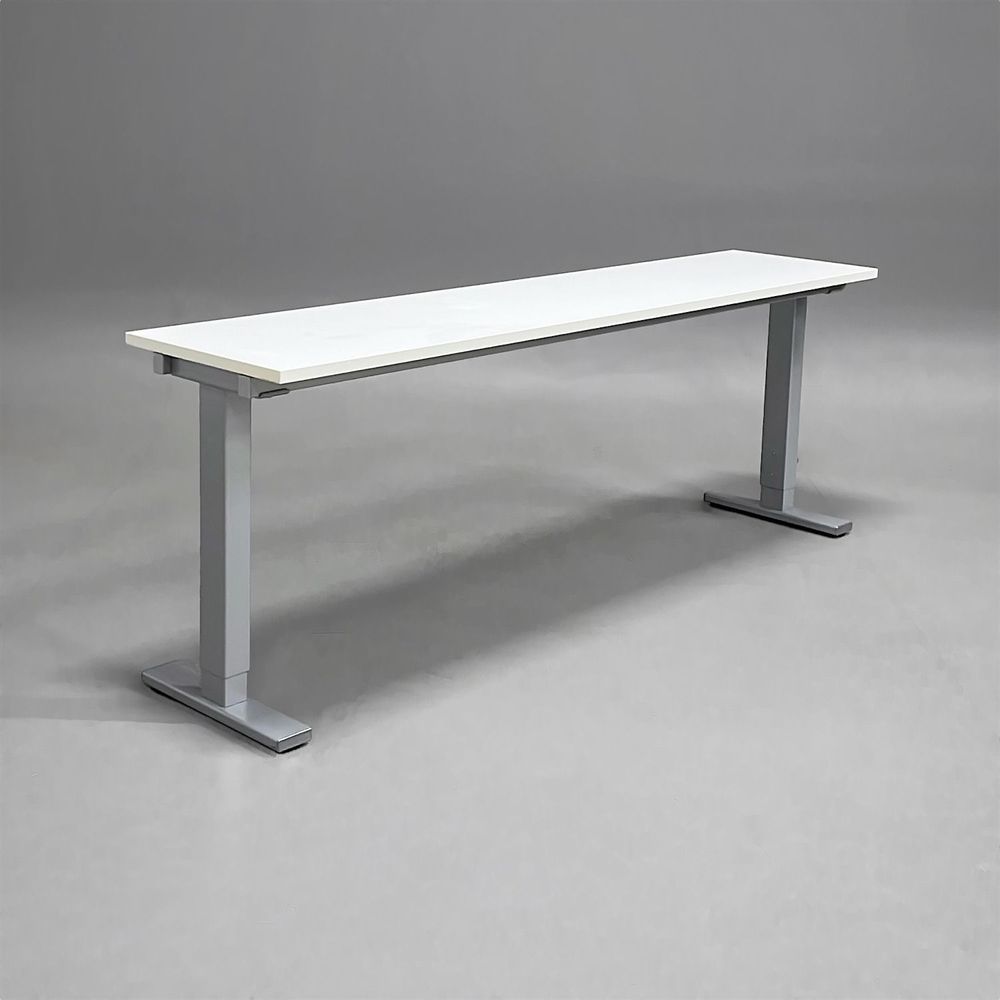 Begagnat sidobord från SA Möbler med modellnamnet Snitsa i vit färg med silverstativ. Måtten är bredd på 200 centimeter, djup på 45 centimeter och höjd på 72 centimeter. Perfekt för kontorsmiljöer.