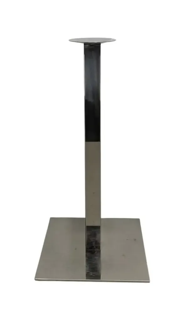 Begagnat pelarstativ i krom med borstad stål. Mått: Höjd 108,5 cm, Bredd 53 cm, Djup 53 cm.