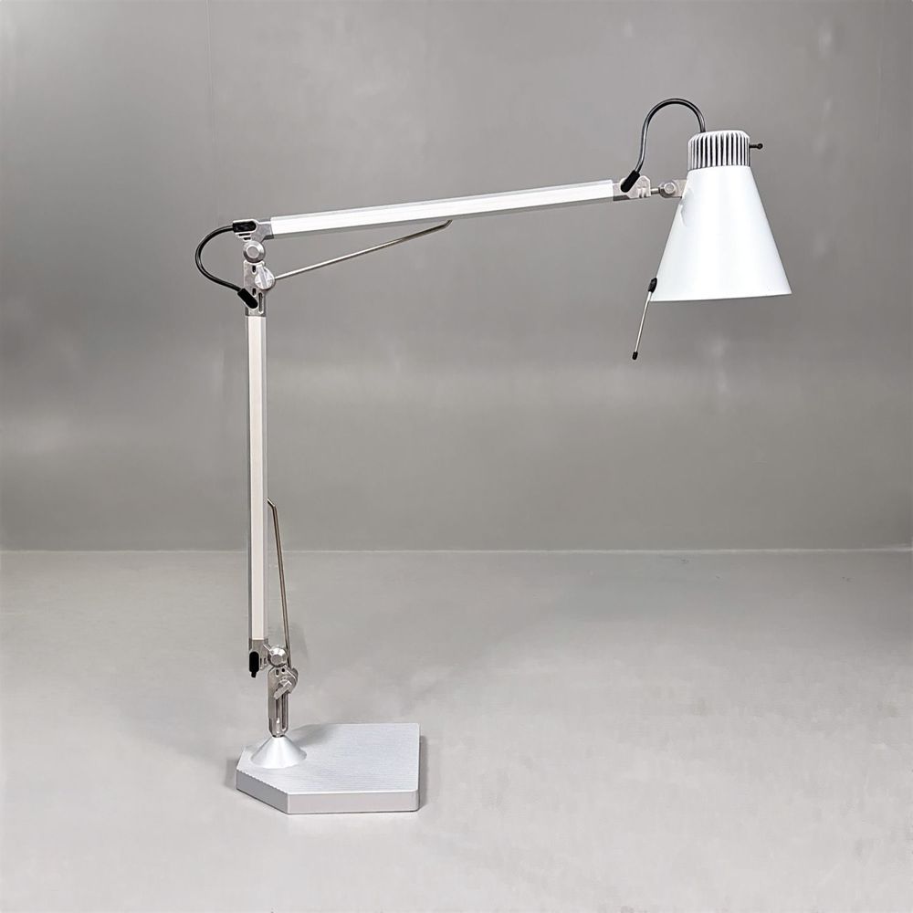 Begagnad skrivbordslampa Lucy från Erco i silverfärg. Mått: Bredd 73 cm, Höjd 67 cm. 