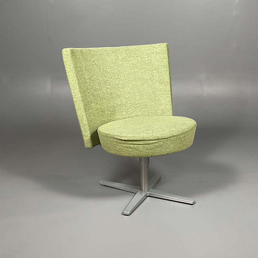 Begagnad fåtölj från Materia, modell Centrum i ljusgrönt tyg, med silvrigt underrede. Bredd: 74 cm, Djup: 67 cm, Höjd: 85 cm. Perfekt för både kontor och hemmiljö.