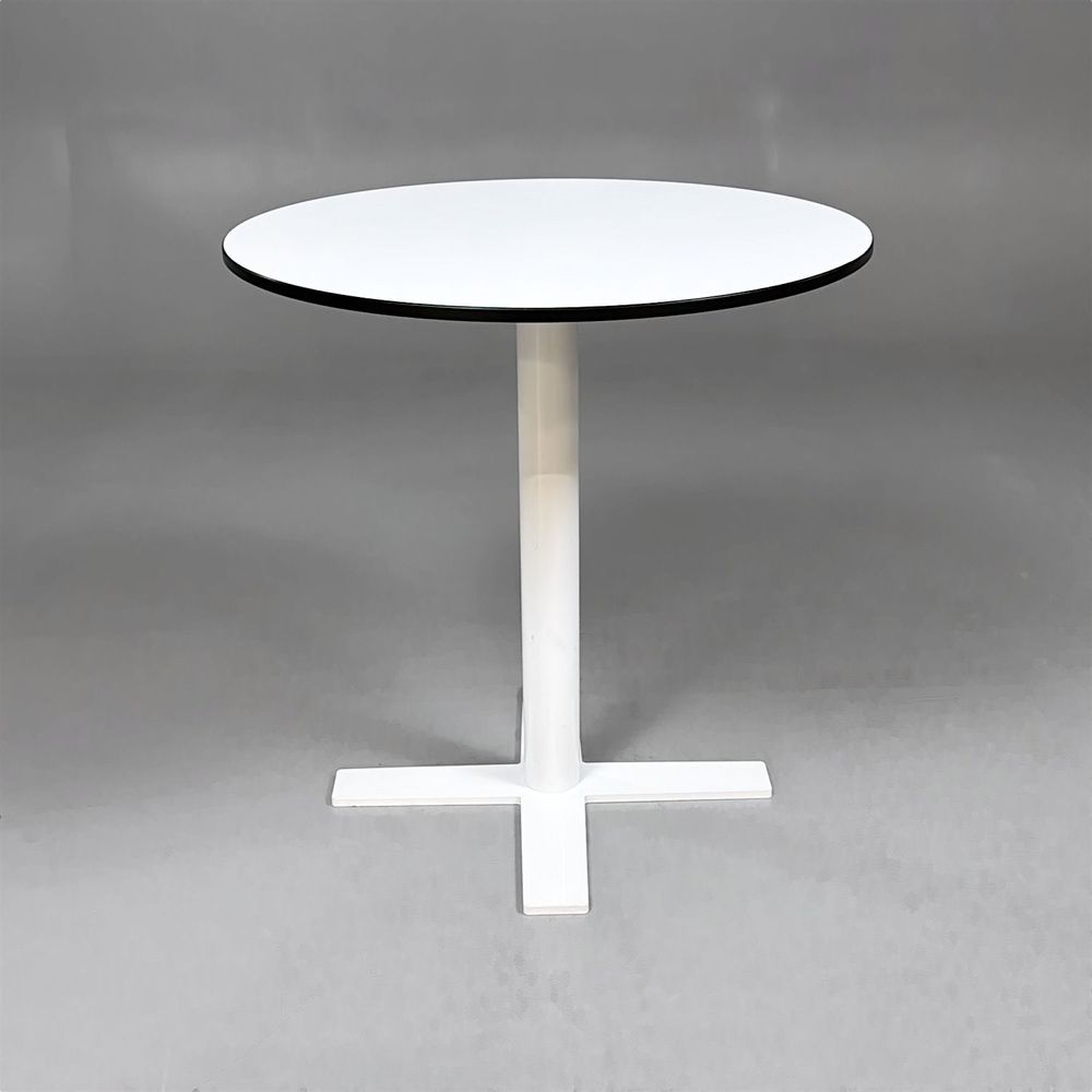 Begagnat runt soffbord B-54 från Balzar Beskow i vit färg med svart kant på bordsskivan. Mått: diameter 62 cm och höjd 60 cm. 