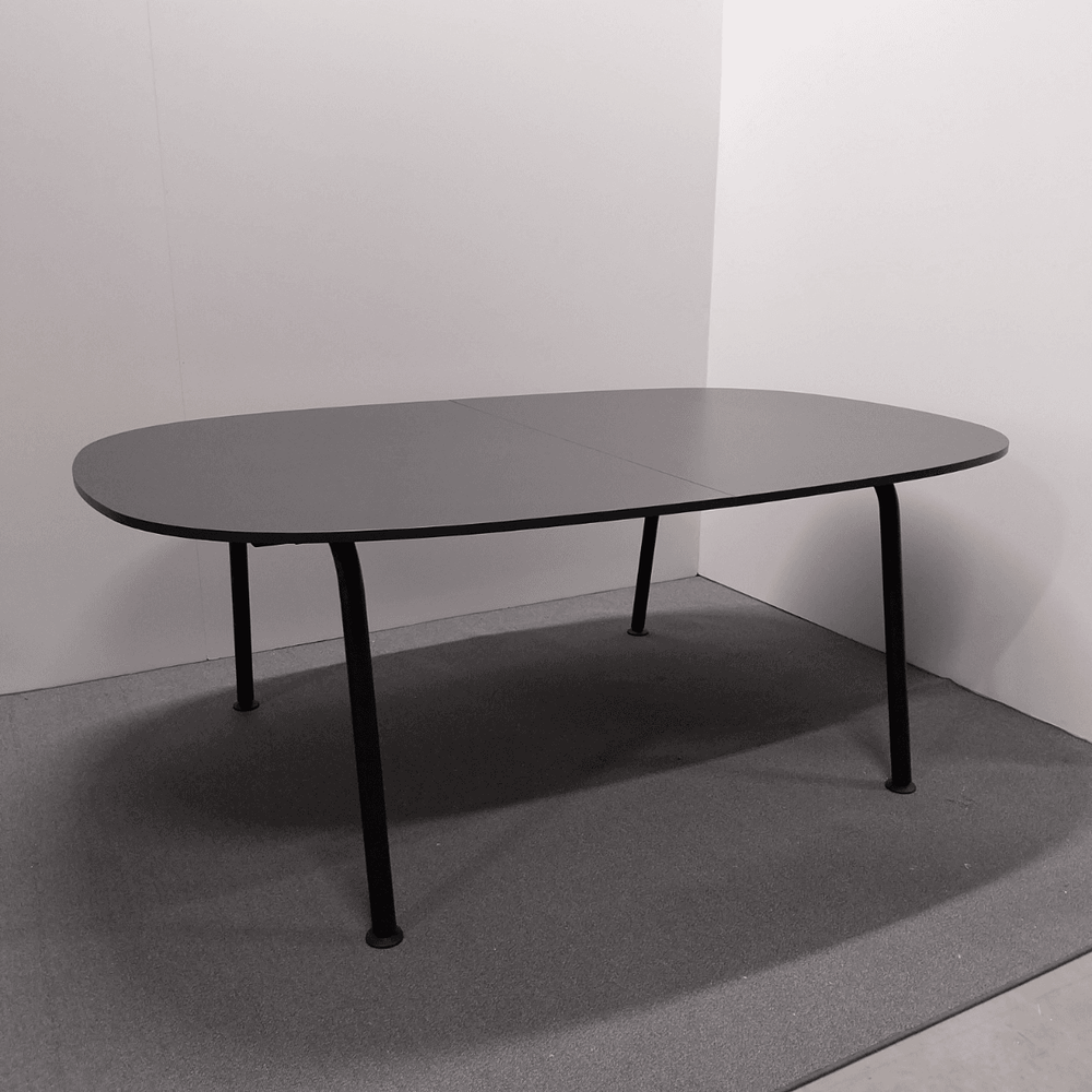 Begagnat projektbord Continue från Efg i svart laminat. Mått: Skiva 240 x 160 cm, Höjd 90 cm. 
