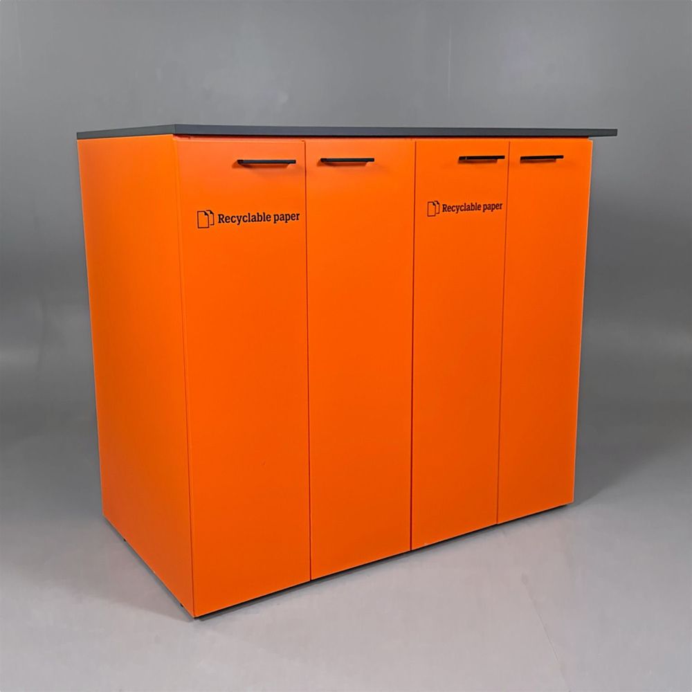 Begagnad miljöstation från Lundqvist Inredningar i orange och grått. Mått: Bredd: 140 cm, djup 75 cm och höjd 118 cm.