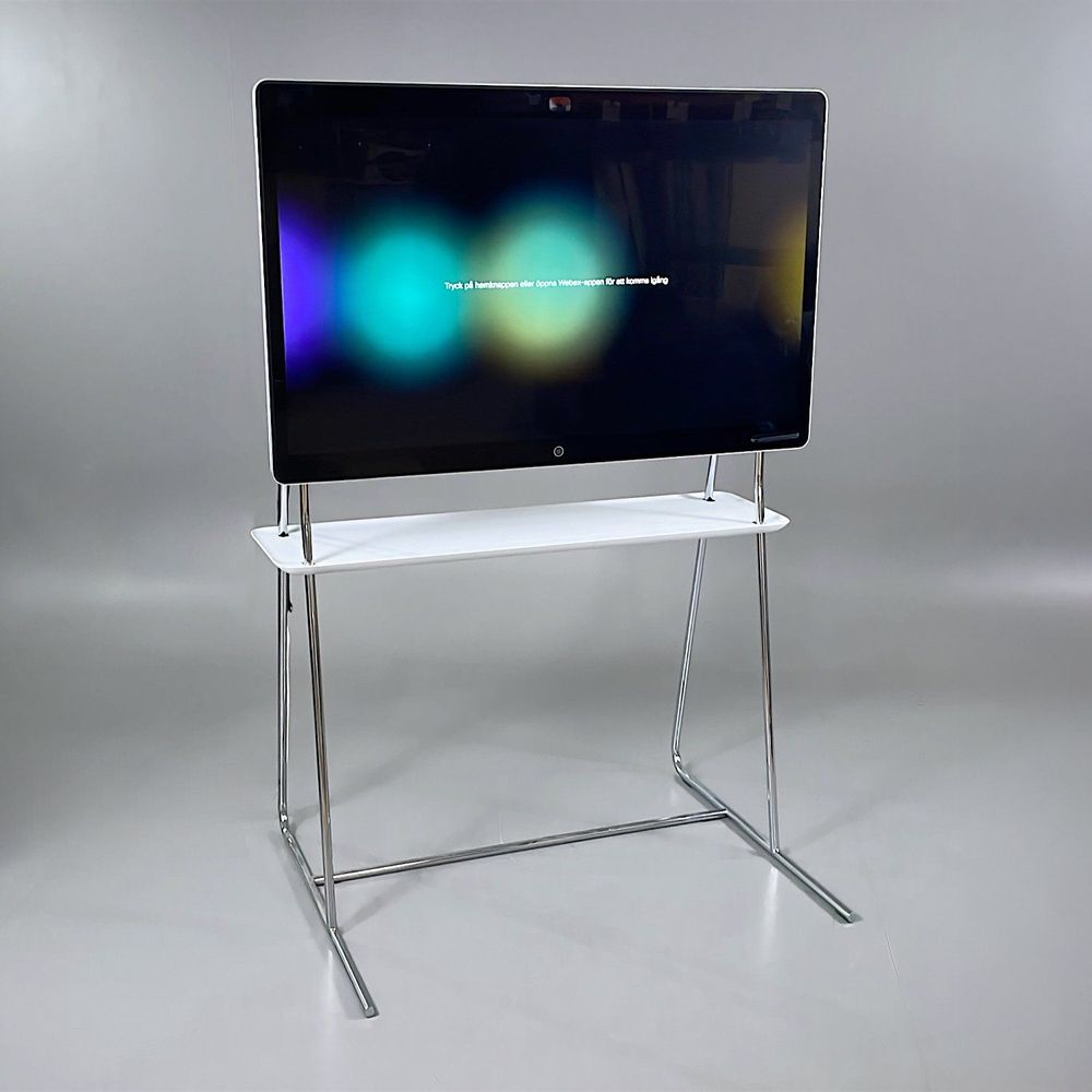 Begagnad interaktiv touch display från Cisco, modell Spark Board 55. I vit/krom. Mått bredd: 128 cm, djup: 96 cm och höjd: 163 cm.