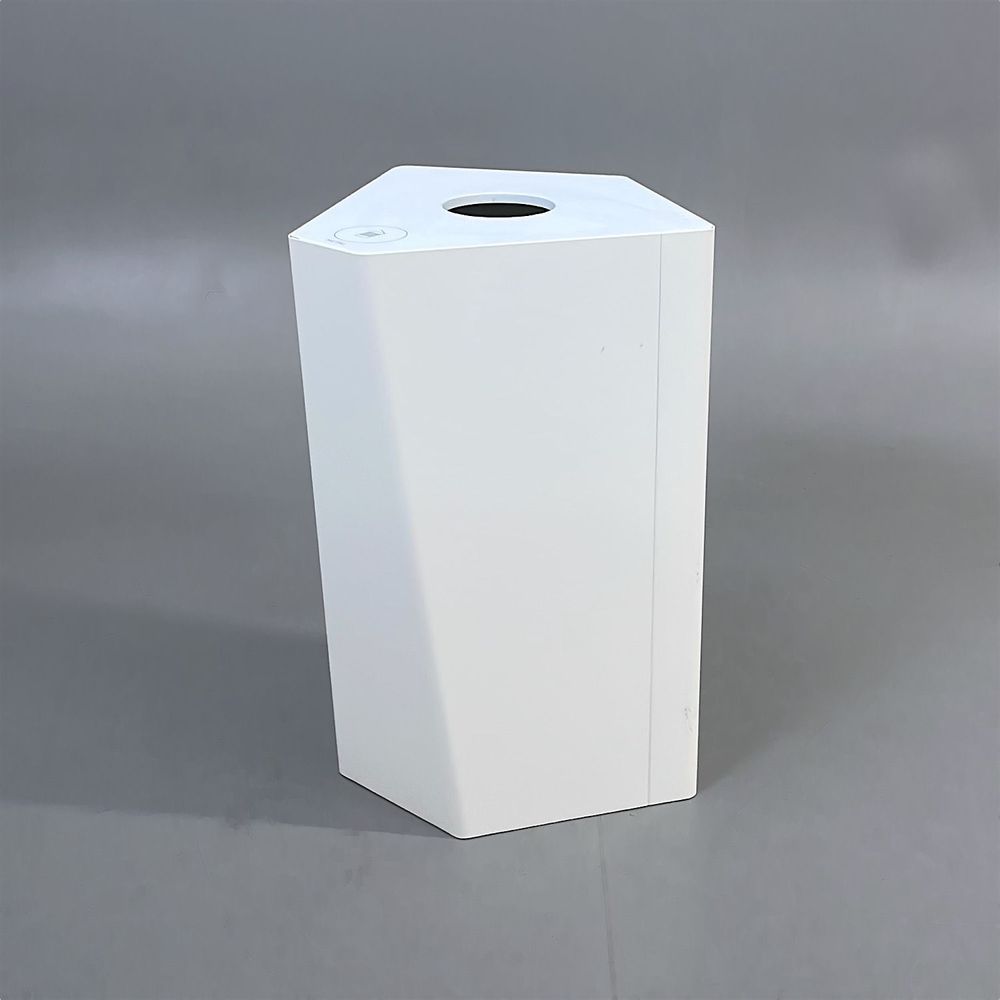 Begagnad miljösortering Kite från Trece i metall med vit pulverlackerad yta. Mått: bredd 50 cm, djup 49.2 cm och höjd 70 cm.