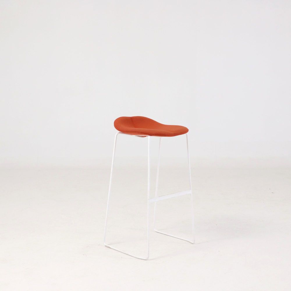 Begagnad barstol Duo från Offecct i orange. Mått: Höjd 80 cm, bredd 42 cm, djup 37 cm.