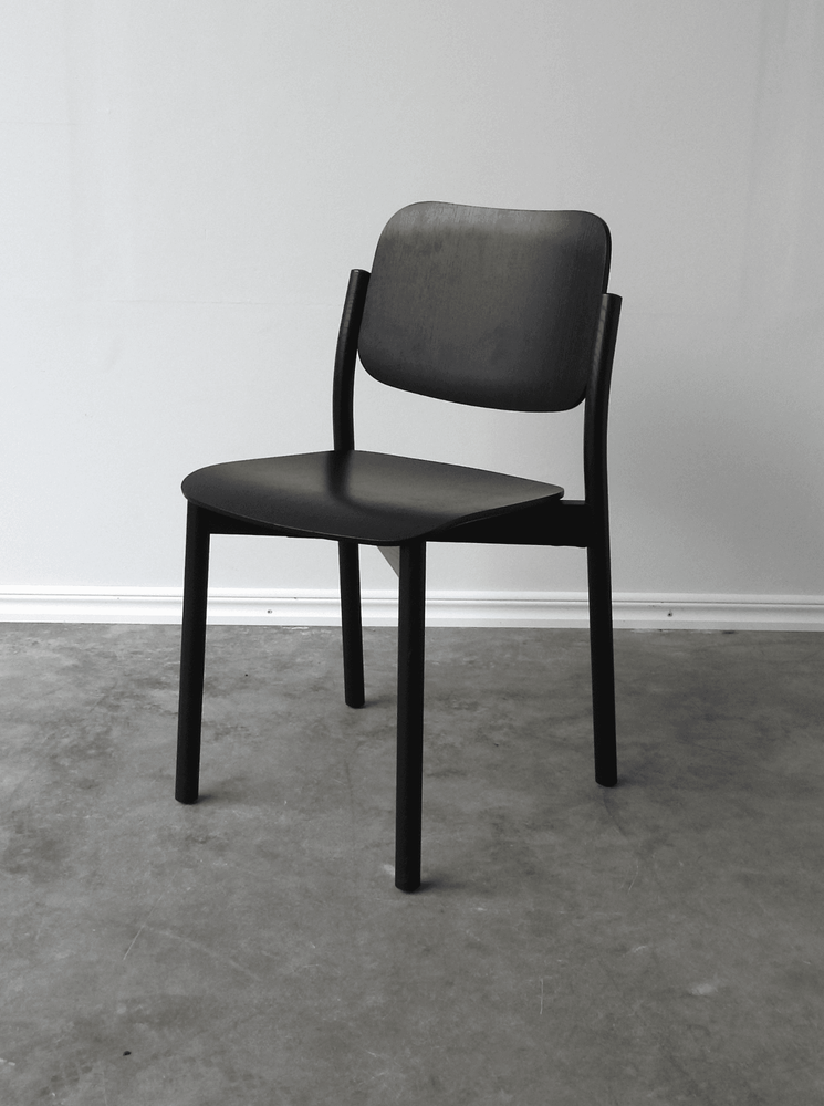 Begagnad matstol Zoe från EFG. I massiv ask med svartbetsad yta. Mått: Bredd 50 cm, Djup 50 cm, Höjd 81 cm, Sitthöjd 46 cm.