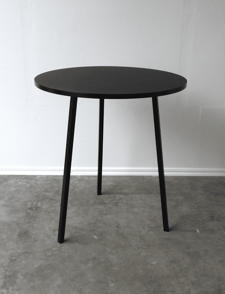 Begagnat runt barbord Loop Stand Round High Table från HAY i svart färg. Mått: bredd 90 cm, djup 90 cm och höjd 98 cm. 
