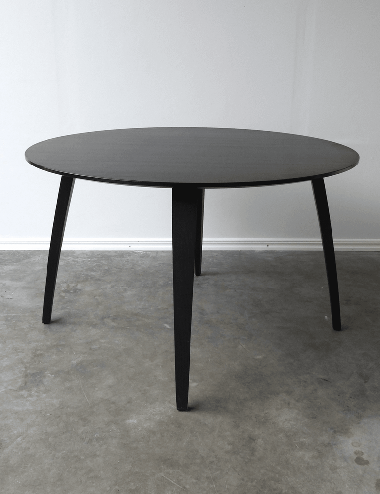 Begagnat runt matbord från Gubi i svartbetsad ask. Mått: bredd 120 cm, djup 120 cm och höjd 73 cm.