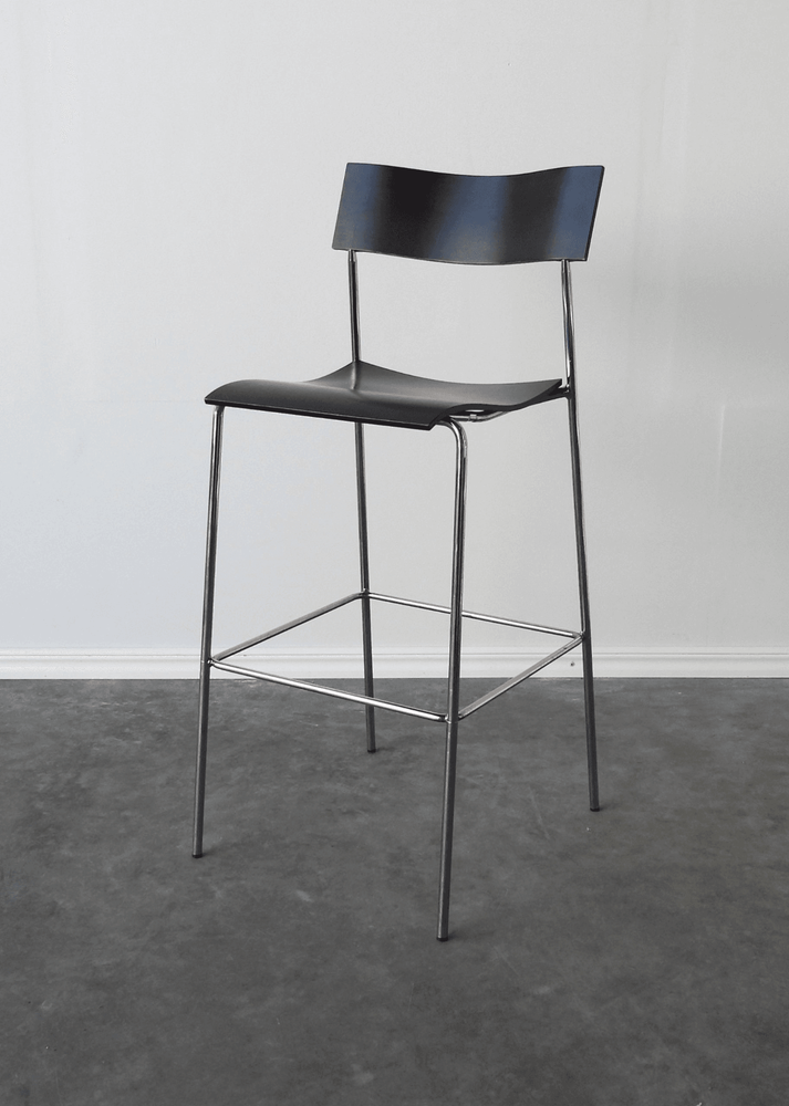Begagnad barstol Campus från Lammhults med svart sits och rygg, kromad benställning. Mått: bredd 50 cm, djup 52 cm, total höjd 107 cm, sitthöjd 75 cm.