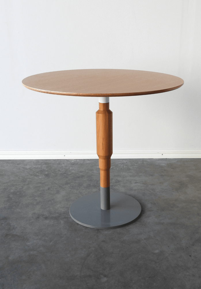 Begagnat cafébord från Minus Tio modell Cosmos i ek. Mått: Bredd 80 cm, Djup 80 cm, Höjd 74.5 cm. Perfekt för både företag och hem.